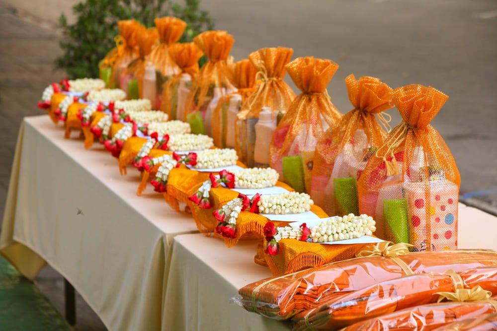 ชุดสังฆทานที่เตรียมพร้อมสำหรับการท่องบทสวดถวายสังฆทานและประเคนให้พระสงฆ์